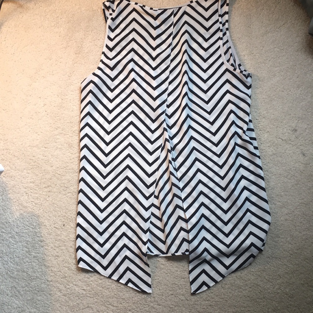 Express Split Back Tank. - Picture 3 of 3